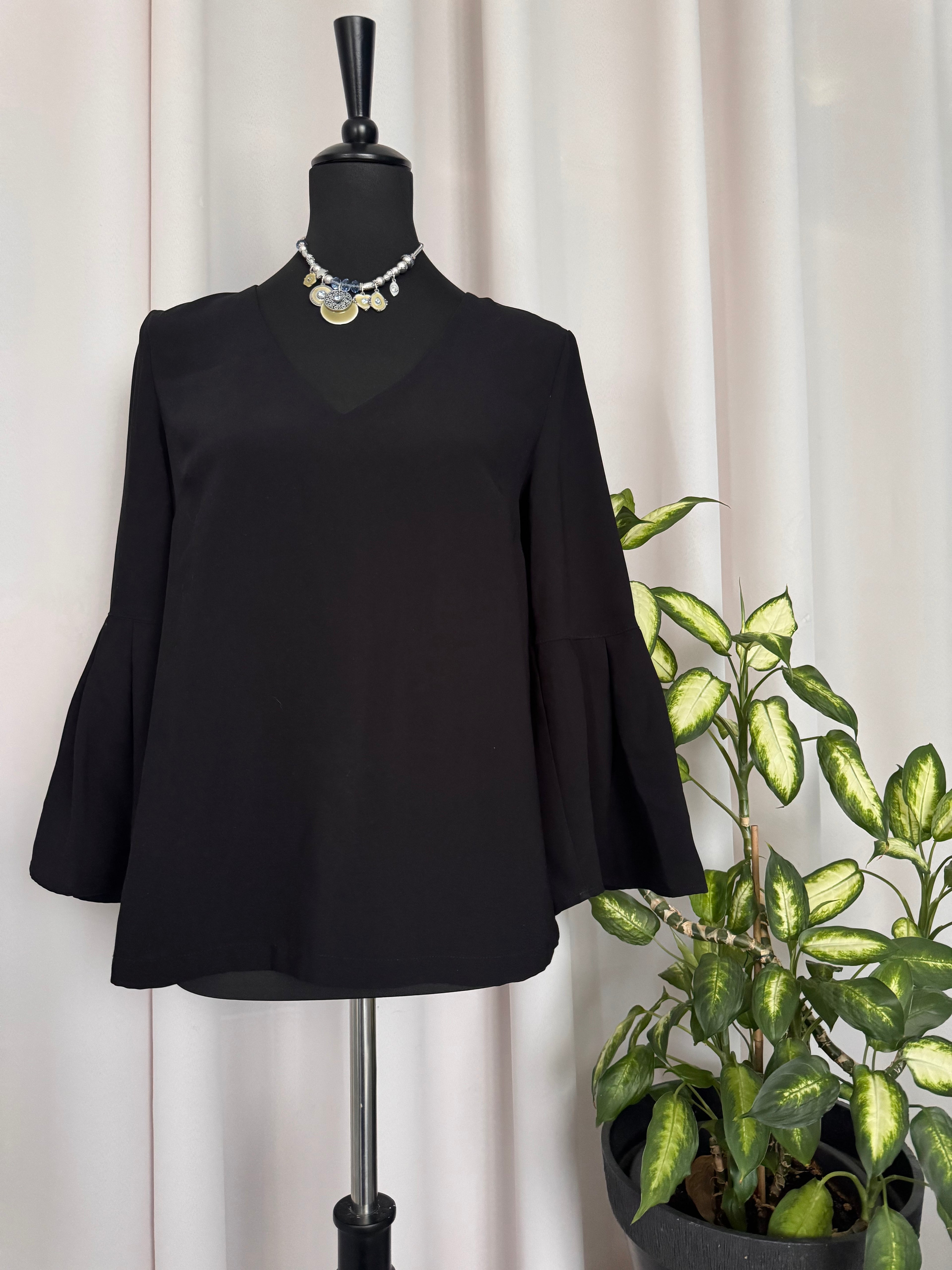 🖤🌿 Blouse H&M noire à manches évasées – Taille 36 🖤🌿