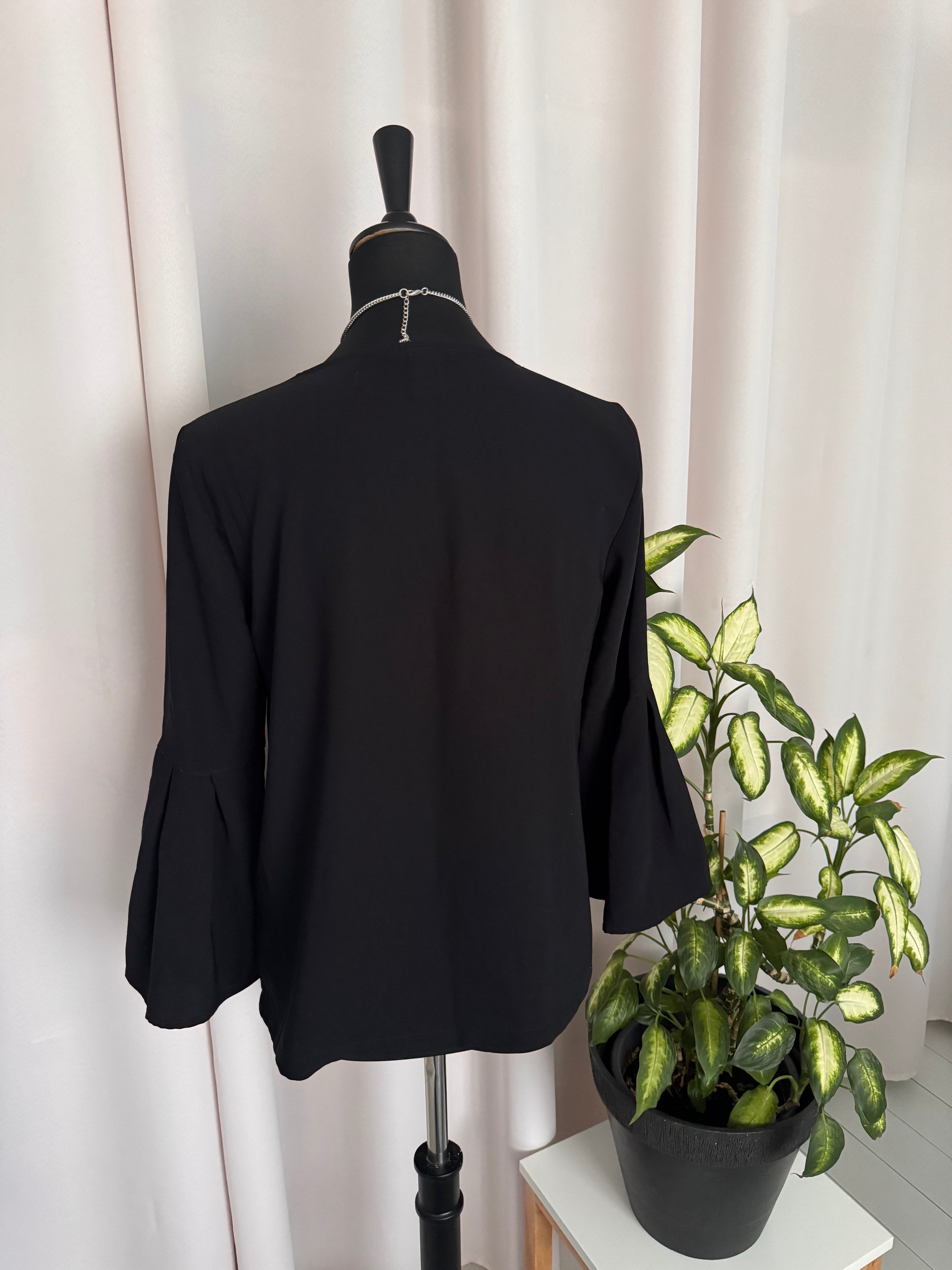 🖤🌿 Blouse H&M noire à manches évasées – Taille 36 🖤🌿