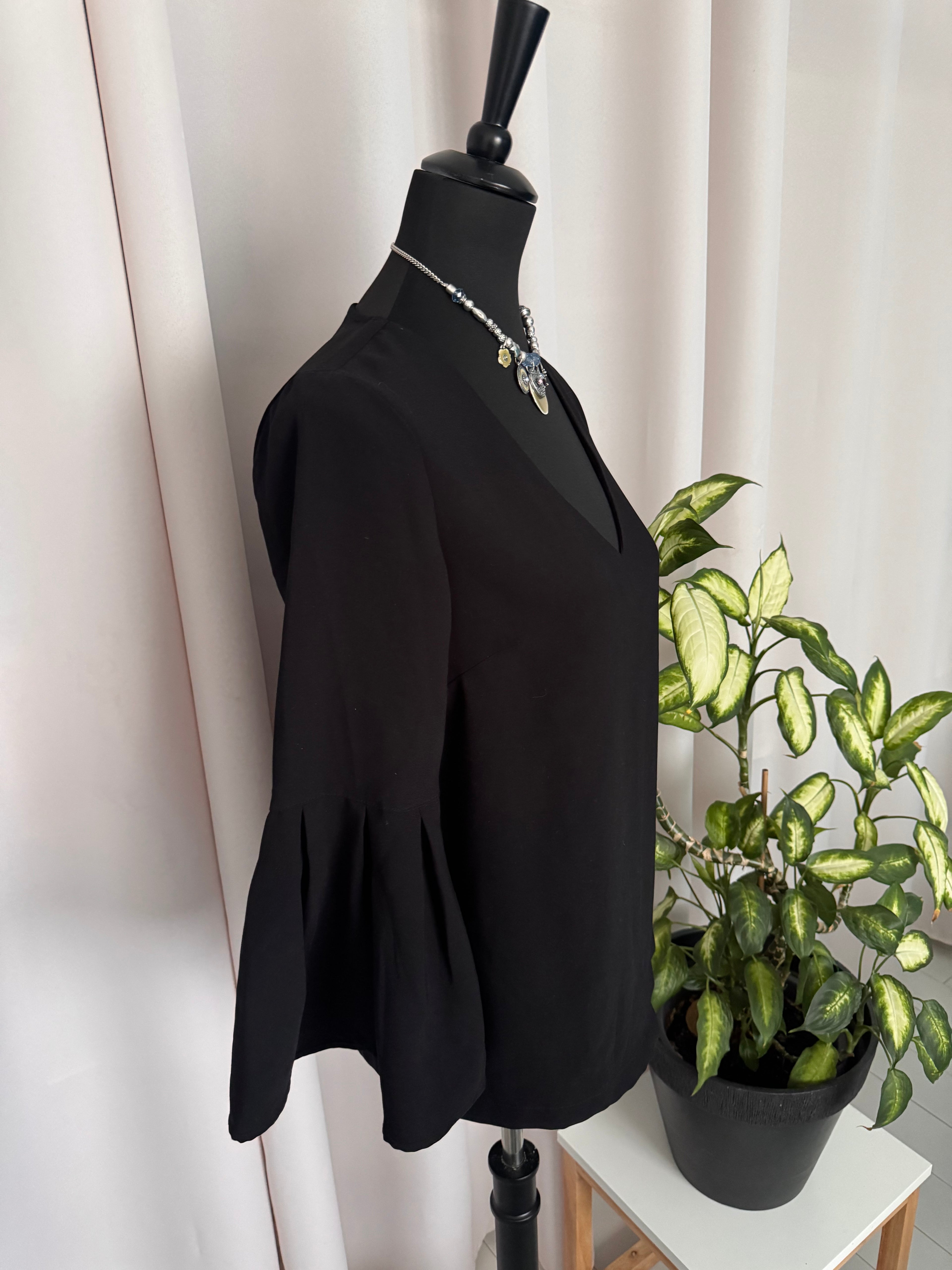 🖤🌿 Blouse H&M noire à manches évasées – Taille 36 🖤🌿